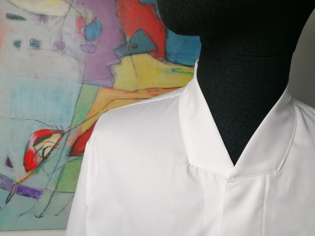 Mathinier - Veste Boston (ancienne Baseball) sue mannequin tissu, détail du col devant tableau art contemporain.